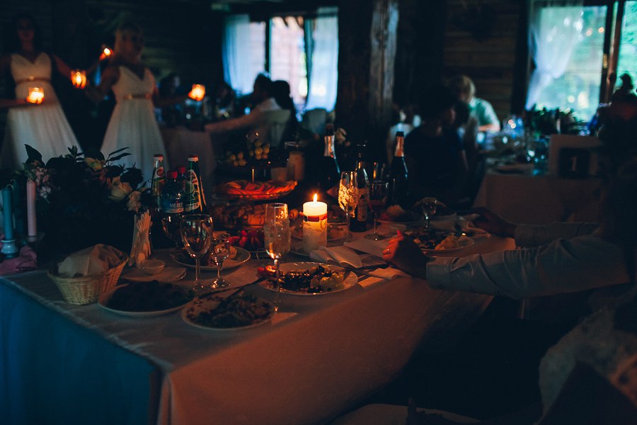 Свадебная фотосессия в гостевой усадьбе «Лесной оазис». Фото: Катерина Амелина